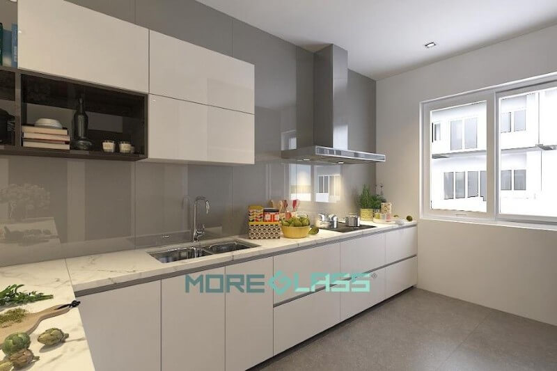 Mẫu kính bếp cường lực màu xám đậm cùng với màu trắng của tủ bếp là sự kết hợp sang trọng được nhiều khách hàng yêu thích. Thiết kế phòng bếp đẹp và sang trọng