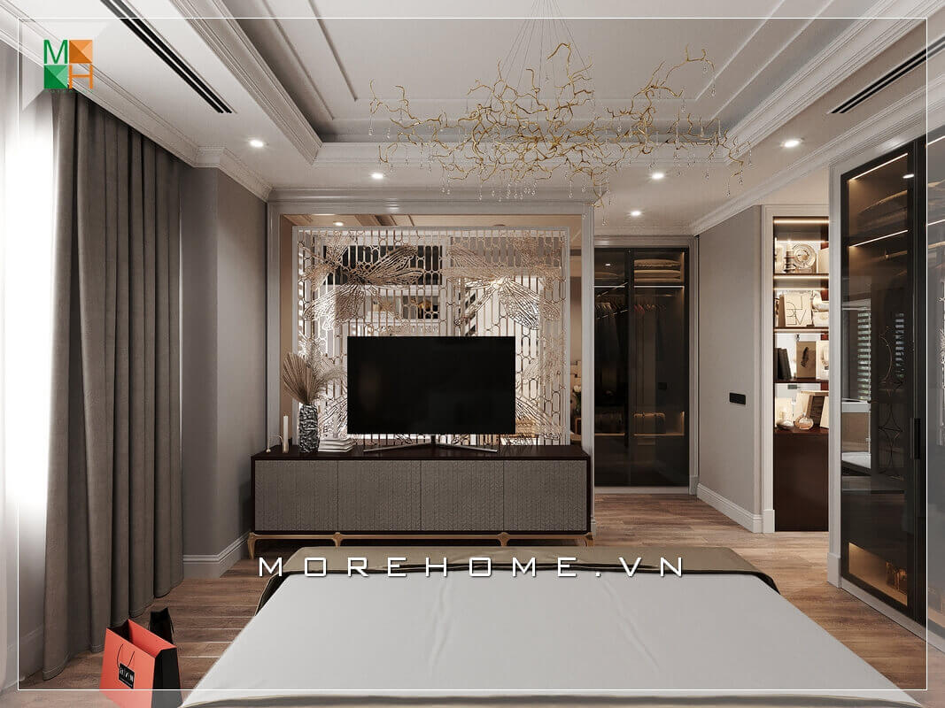 Ấn tượng với thiết kế phòng ngủ mở hiện đại cho chung cư. Vách ngăn kim loại hiện đại sau kệ tivi lạ mắt và rất độc đáo tạo nên vẻ sang trọng cho căn phòng ngủ.