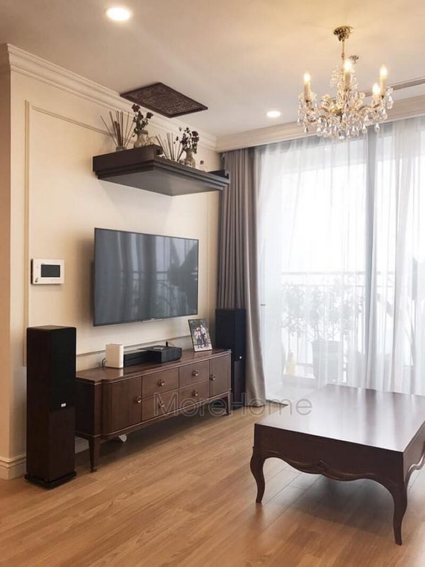 Thi công nội thất phòng khách bằng gỗ tự nhiên, màu sắc của gỗ mang đến sự ấm cúng cho căn phòng.