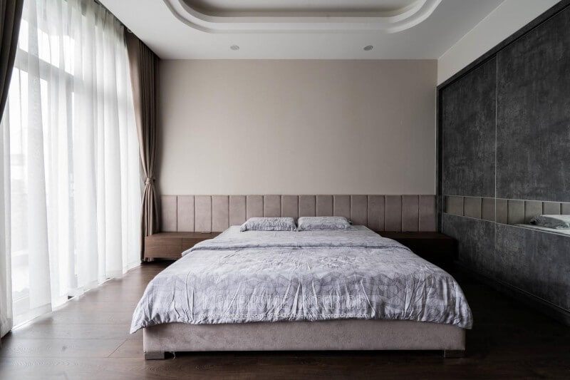 Chiếc giường ngủ hiện đại bọc nỉ cao cấp sang trọng được Morehome thi công hoàn thiện tại phòng ngủ master phòng ngủ ba mẹ ở biệt thự 4 tầng Nghệ An