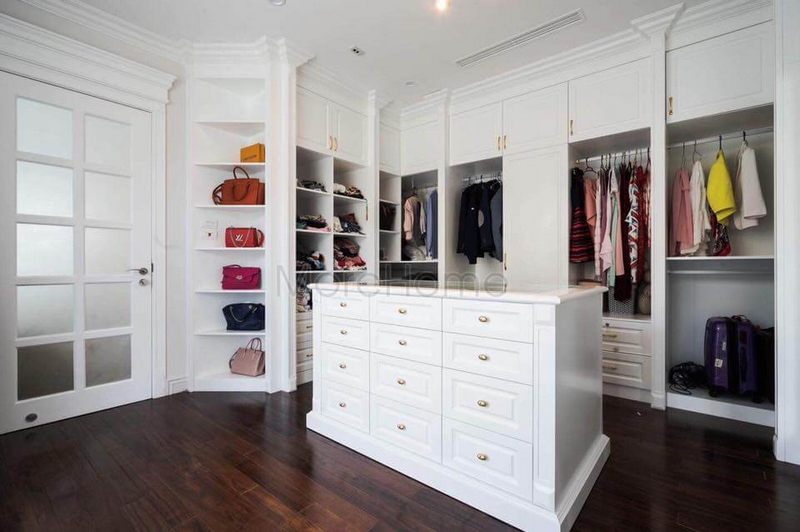 Phòng thay đồ với bố trí kệ tủ chạm trần đầy tiện nghi cho gia chủ sử dụng