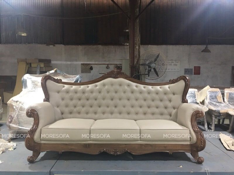 Mẫu sofa tân cổ điển đẹp, đẳng cấp với gỗ tự nhiên óc chó chạm trổ hoa văn cầu kỳ, tỉ mỉ , bọc da cao cấp rút múi cho khách hàng ở Sài Gòn.
