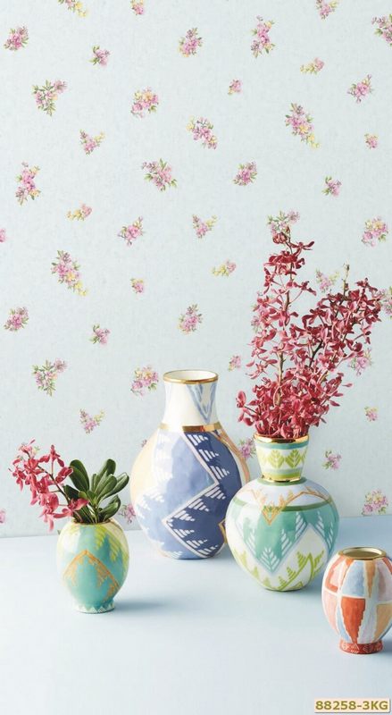 Trên nền màu sáng giấy dán tường họa tiết phù hợp trang trí cho nhiều không gian