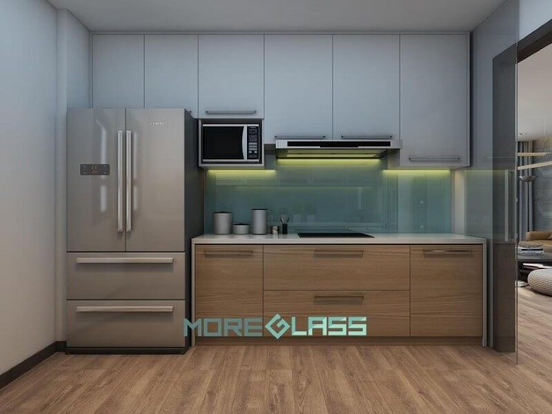 Sắp xếp mẫu kính ốp bếp màu xanh ngọc với không gian phòng bếp nhỏ ở chung cư.