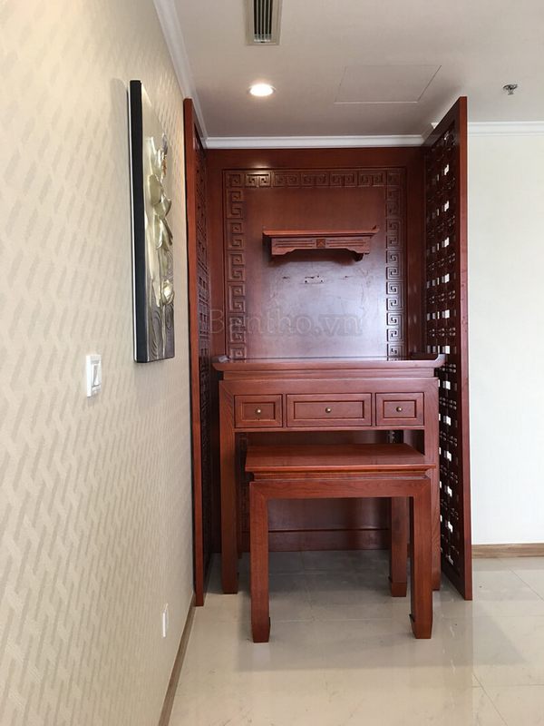 Với không gian diện tích nhỏ, gia chủ nên sử dụng mẫu bàn thờ gỗ tự nhiện nhỏ gọn đường nét hoa văn đơn giản nhưng vẫn giữ được vẻ đẹp truyền thống