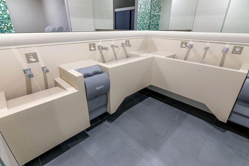 Độc đáo với thiết kế lạ mắt và tiện lợi khi sử dụng chất liệu đá solid surface LG liền khối cho nhà vệ sinh