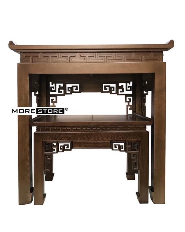 Mẫu bàn thờ cao cấp màu nâu trầm với bàn thờ con để mâm cơm, hoa quả mang đến vẻ đẹp sang trọng cho không gian căn phòng.