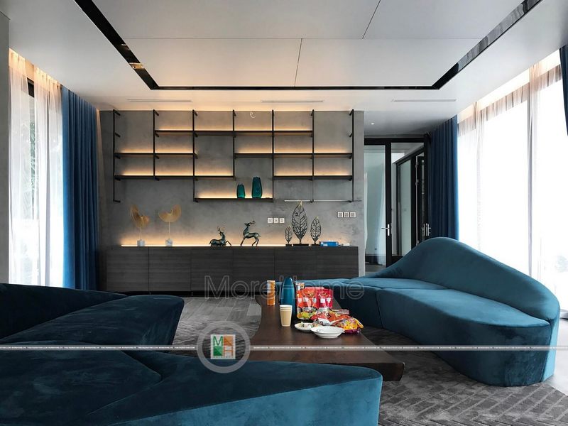 Sàn trải thảm màu xám giúp nối các khu vực trong biệt thự với nhau một cách dễ dàng.