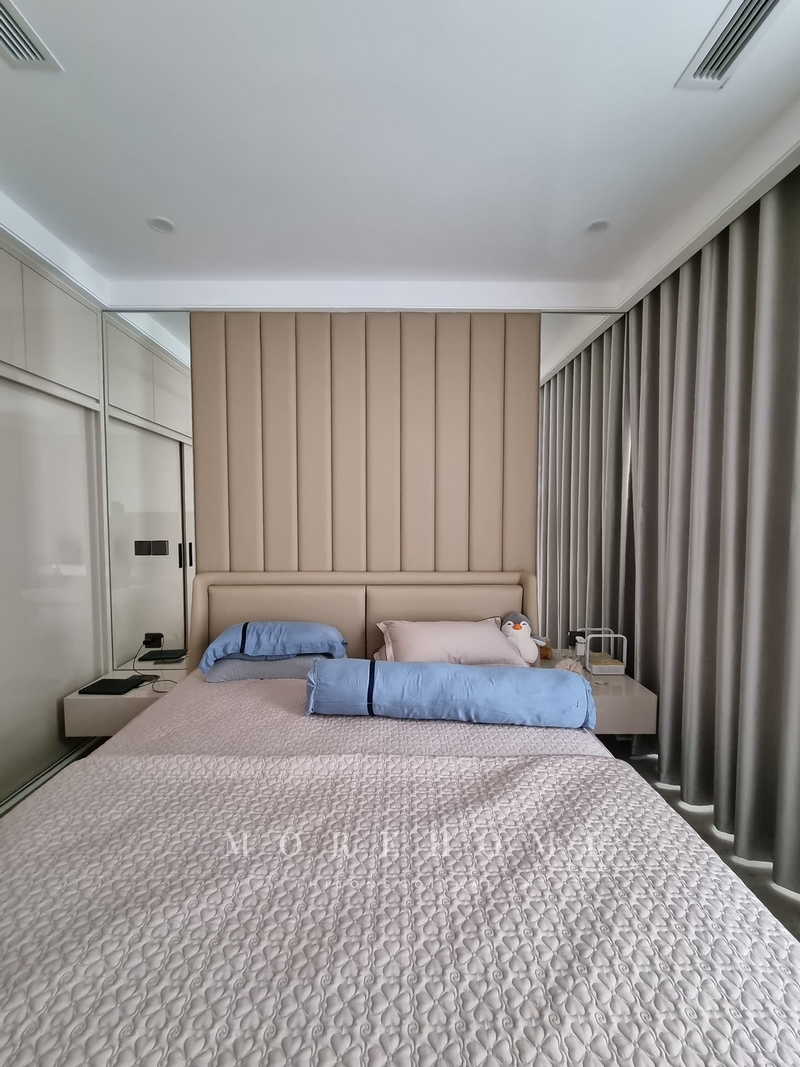 Thi công vách ốp tường đầu giường bọc da màu be sự đồng nhất về màu sắc, chủ nhân thoải mái tựa lưng khi sử dụng, mang dấu ấn cho không gian