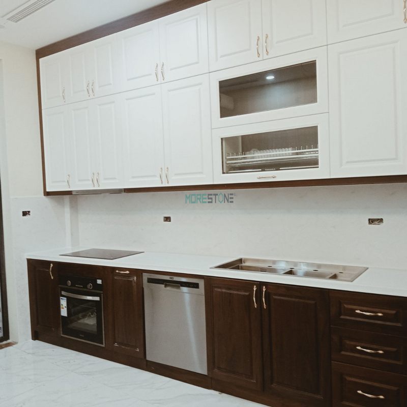 Tay nắm tủ bếp được thiết kế đơn giản nhưng rất sang trọng góp phần mang đến những tinh tế cho chiếc tủ bếp nhỏ xinh của gia đình.