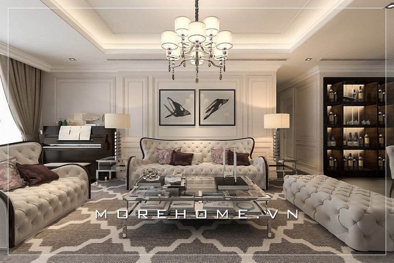 Trung tâm điểm nhấn của phòng khách nhà phố là bộ sofa màu kem với thiết kế tân cổ điển, điểm nhấn là các nút bọc ở ghế kiểu văng tiện lợi kết hợp đôn sofa đầy độc đáo.