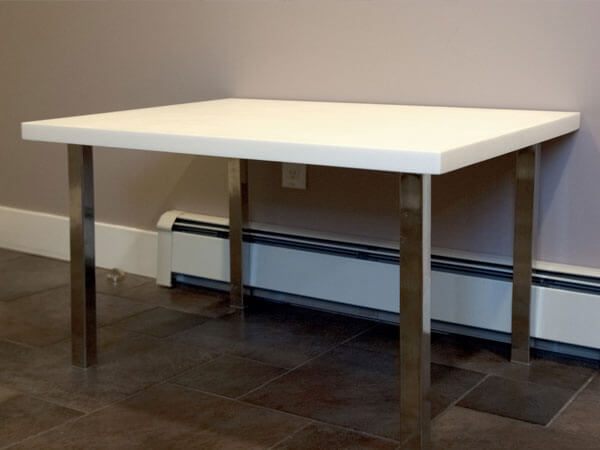 Bàn đá nhân tạo chân sắt hiện đại bền chắc đáp ứng tốt mục đích sử dụng thoải mái tiện nghi